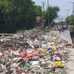 आगरा में 1143 सफाईकर्मी कागजों पर, शहर में कचरे के ढेर; तीन महीने से तलाश के बाद भी जांच रिपोर्ट अटकी आगरा नगर निगम में 1143 सफाईकर्मियों की कागजों पर तैनाती, कूड़ा निस्तारण संकट और जांच समिति की लटकी रिपोर्ट।