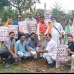 ‘एक पेड़ माँ के नाम’ अभियान के तहत गुरुद्वारा गुरु के ताल परिसर में पौधे लगाते लीडर्स आगरा के सदस्य एवं भाजपा नेता।