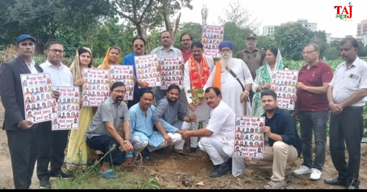 ‘एक पेड़ माँ के नाम’ अभियान के तहत गुरुद्वारा गुरु के ताल परिसर में पौधे लगाते लीडर्स आगरा के सदस्य एवं भाजपा नेता।