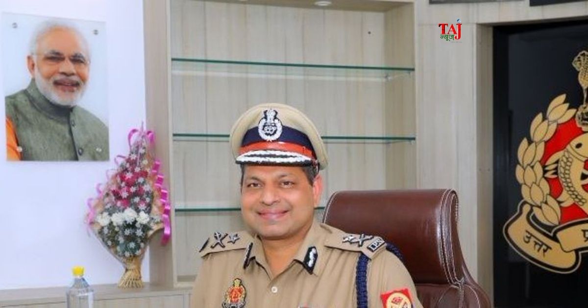 आगरा के एकता थाने में सीज ट्रक चोरी मामले की जांच करने पहुंचे पुलिस आयुक्त दीपक कुमार शर्मा और पुलिस अधिकारी।