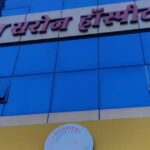 आगरा के टेढ़ी बगिया स्थित सूरज हॉस्पिटल में प्रसूता की मौत के बाद परिजनों का हंगामा और पुलिस की मौजूदगी।