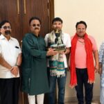 आगरा में लीडर्स आगरा परिवार के पदाधिकारियों द्वारा युवा आईएएस अधिकारी विवेक पंकज का सम्मान करते हुए भगवान बुद्ध की प्रतिमा व पुस्तक भेंट करने का दृश्य।