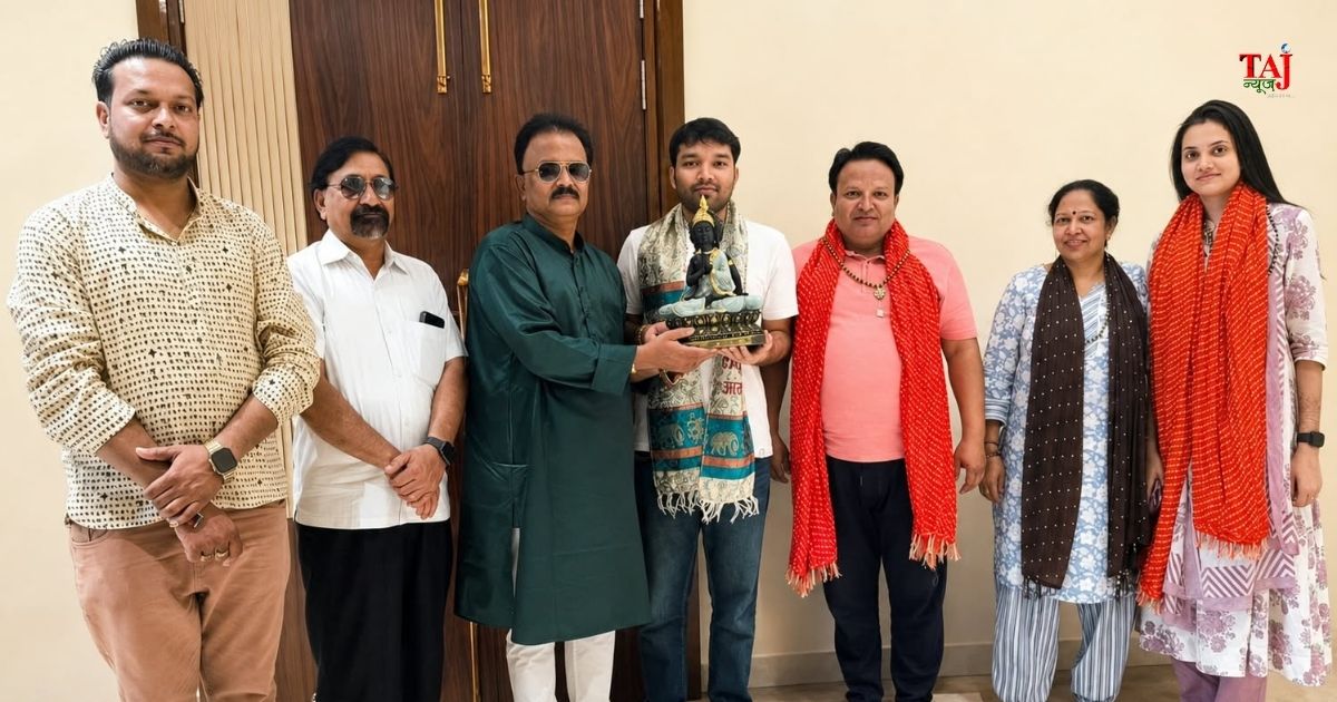 आगरा में लीडर्स आगरा परिवार के पदाधिकारियों द्वारा युवा आईएएस अधिकारी विवेक पंकज का सम्मान करते हुए भगवान बुद्ध की प्रतिमा व पुस्तक भेंट करने का दृश्य।