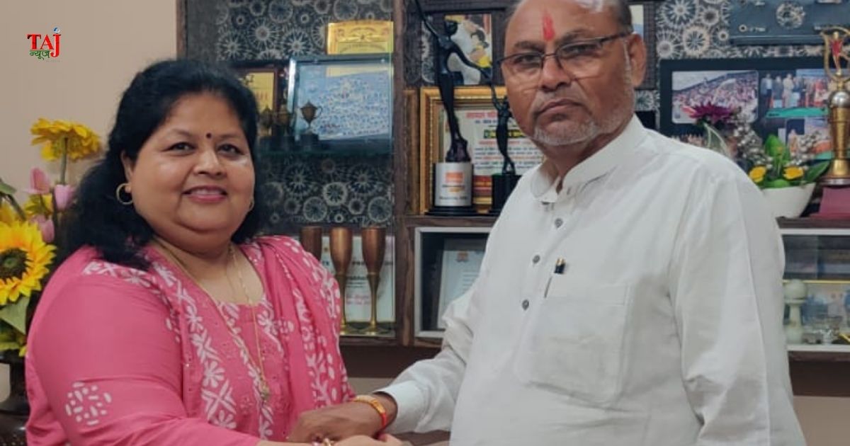 रक्षाबंधन पर गोपाल दास नीरज की पुत्रवधू वत्सला प्रभाकर द्वारा समी आगाई को राखी बांधते हुए हिंदू-मुस्लिम एकता और गंगा-जमुनी तहजीब का संदेश।