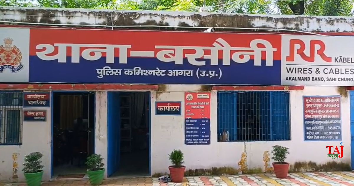 आगरा के बासौनी में चंबल नदी के किनारे युवती के शव की तलाश करते दिल्ली व आगरा पुलिस के जवान और स्थानीय गोताखोर।