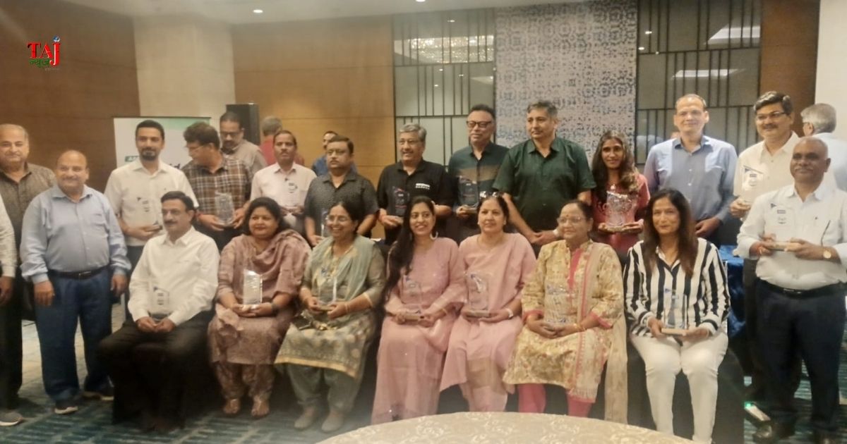 आगरा ऑर्थोपेडिक सोसायटी द्वारा आयोजित 'Agra Moves Better–2026' हड्डी-जोड़ स्वास्थ्य जन-जागरूकता अभियान के समापन समारोह में मंचासीन अतिथि और सम्मानित सहयोगी।