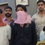 गिरवी रखी बाइक छुड़ाने के लिए कारोबारी से की लूट, तीन आरोपी गिरफ्तार; एक लाख से अधिक नकदी बरामद आगरा के कमला नगर में पोशाक कारोबारी से हुई तमंचे के बल पर लूट का खुलासा, गिरफ्तार तीन आरोपियों से बरामद नकदी प्रदर्शित करती पुलिस।