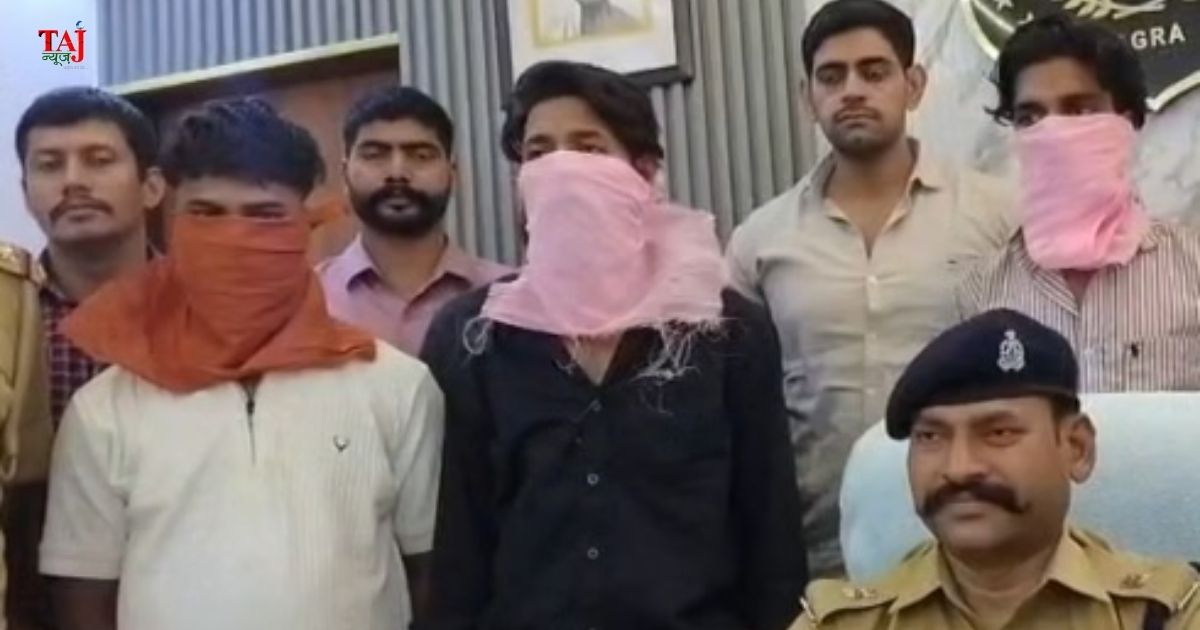 आगरा के कमला नगर में पोशाक कारोबारी से हुई तमंचे के बल पर लूट का खुलासा, गिरफ्तार तीन आरोपियों से बरामद नकदी प्रदर्शित करती पुलिस।
