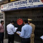 आगरा के एत्माद्दौला में इलाज के दौरान 5 वर्षीय बच्चे की मौत के बाद निजी अस्पताल को सील करते स्वास्थ्य विभाग और पुलिस के अधिकारी।
