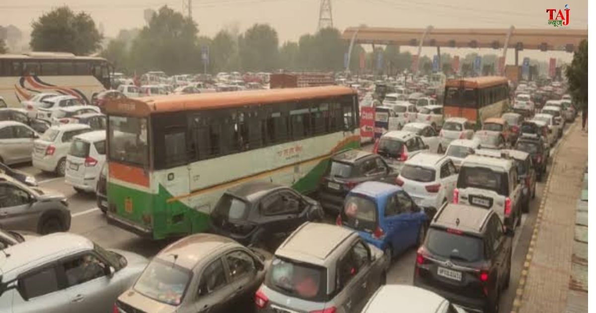 यमुना एक्सप्रेसवे के खंदौली टोल प्लाजा पर त्योहार के बाद दिल्ली-एनसीआर लौटने वाले 35 हजार वाहनों की लगी लंबी कतारें और खुला 28 फास्टैग लेन का दृश्य।