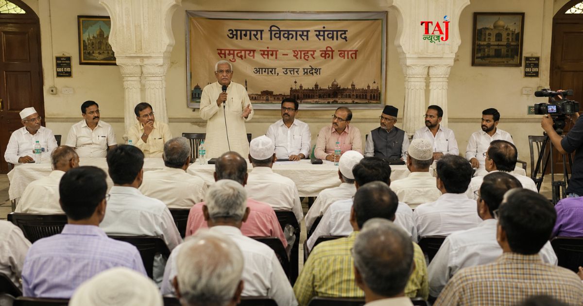 आगरा के सदर भट्टी स्थिति कैथ वाली मस्जिद में नेपाल में अल्पसंख्यकों की सुरक्षा को लेकर आयोजित ऑल इंडिया जमीयतुल कुरैश की बैठक।