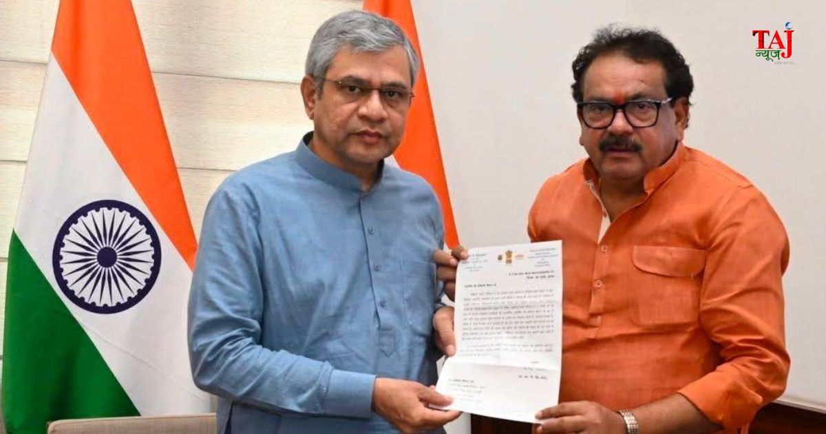 केंद्रीय राज्य मंत्री प्रो. एस.पी. सिंह बघेल रेल मंत्री अश्विनी वैष्णव को अवागढ़ रेलवे स्टेशन पर ट्रेन ठहराव हेतु पत्र सौंपते हुए।