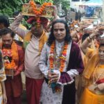 श्रीमद्भागवत कथा से पहले निकली भव्य कलश यात्रा, नर्वदेश्वर महादेव मंदिर में 6 अगस्त से होगा आयोजन आगरा के आरबीएस फ्लावर स्थित नर्वदेश्वर महादेव मंदिर से श्रीमद्भागवत कथा के शुभारंभ पर सिर पर कलश रखकर यात्रा में शामिल 150 से अधिक महिलाएं।