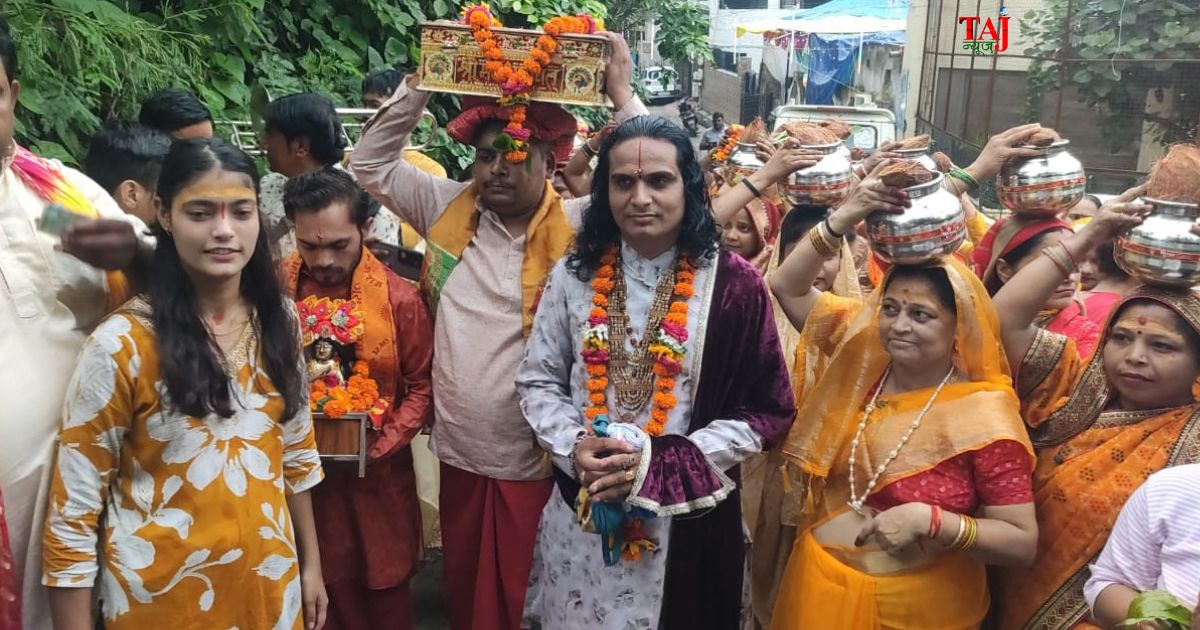 आगरा के आरबीएस फ्लावर स्थित नर्वदेश्वर महादेव मंदिर से श्रीमद्भागवत कथा के शुभारंभ पर सिर पर कलश रखकर यात्रा में शामिल 150 से अधिक महिलाएं।