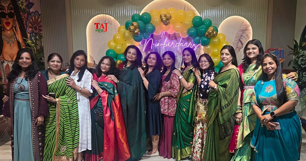 आगरा के सरोजिनी नायडू मेडिकल कॉलेज (SNMC) में हरियाली तीज महोत्सव मनाती पारंपरिक परिधानों में सजीं महिला चिकित्सक डॉ. रेनू अग्रवाल, डॉ. कामना सिंह और डॉ. अंशु गुप्ता।