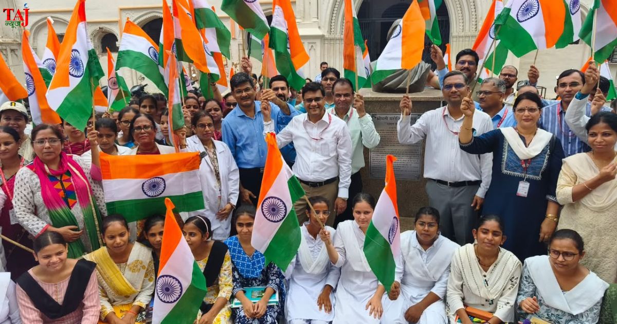 आगरा के सरोजिनी नायडू मेडिकल कॉलेज (SNMC) में 'हर घर तिरंगा' अभियान के तहत प्रधानाचार्य एवं डीन डॉ. प्रशांत गुप्ता के नेतृत्व में हाथों में तिरंगा लेकर रैली निकालते 400 से अधिक शिक्षक और मेडिकल छात्र।