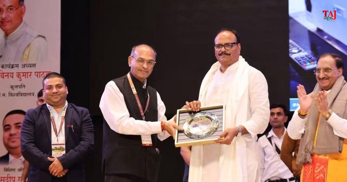 छत्रपति शाहूजी महाराज विश्वविद्यालय (कानपुर विश्वविद्यालय) के कुलपति प्रो. विनय कुमार पाठक, जिनके नेतृत्व में विश्वविद्यालय ने नैक ए++ ग्रेड और वैश्विक रैंकिंग में ऐतिहासिक सफलता हासिल की।