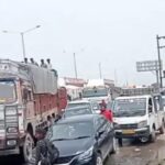 कांवड़ खंडित होने पर हाईवे पर हंगामा, पुलिस ने कासगंज से नई कांवड़ मंगाकर संभाला मामला आगरा के एत्मादपुर में कांवड़ खंडित होने के बाद नेशनल हाईवे पर प्रदर्शन करते कांवड़िए और समझाइश देते थाना प्रभारी आलोक कुमार सिंह व पुलिस बल।