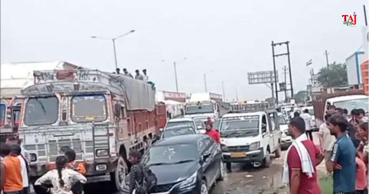 आगरा के एत्मादपुर में कांवड़ खंडित होने के बाद नेशनल हाईवे पर प्रदर्शन करते कांवड़िए और समझाइश देते थाना प्रभारी आलोक कुमार सिंह व पुलिस बल।