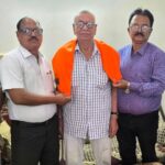 80 की उम्र में भी समाजसेवा की मिसाल बने किशन गोपाल, लीडर्स आगरा ने किया भव्य अभिनंदन वरिष्ठ समाजसेवी एवं पूर्व विधायक किशन गोपाल को केसरिया शाल ओढ़ाकर एवं पुस्तक भेंट कर सम्मानित करते पूर्व मंत्री डॉ. रामबाबू हरित एवं लीडर्स आगरा के पदाधिकारी।