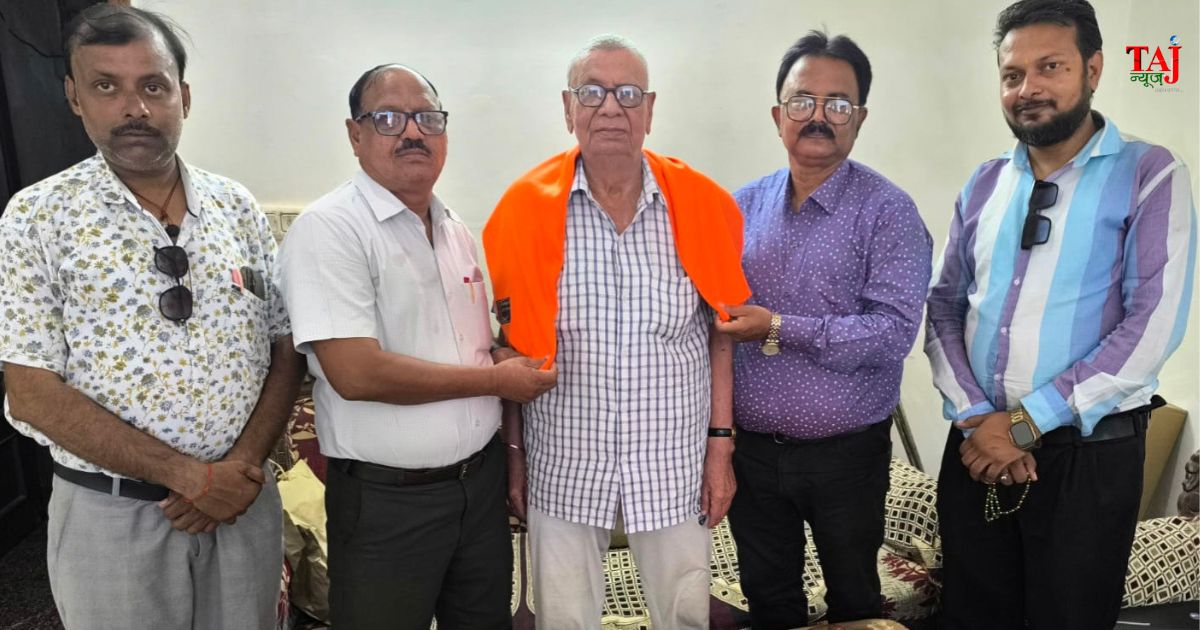 वरिष्ठ समाजसेवी एवं पूर्व विधायक किशन गोपाल को केसरिया शाल ओढ़ाकर एवं पुस्तक भेंट कर सम्मानित करते पूर्व मंत्री डॉ. रामबाबू हरित एवं लीडर्स आगरा के पदाधिकारी।