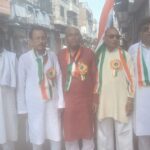 आगरा के फव्वारा चौराहे पर स्वतंत्रता दिवस के अवसर पर एक साथ खड़े होकर राष्ट्रीय ध्वज तिरंगे को सलामी देते हिंदू और मुस्लिम समुदाय के गणमान्य नागरिक।