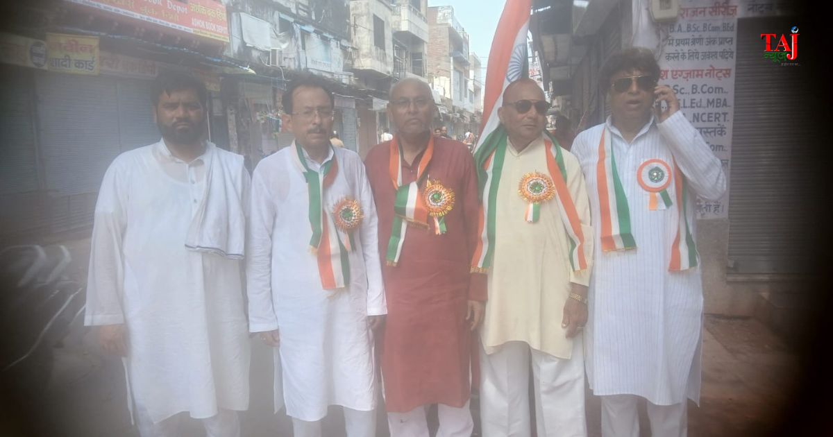 आगरा के फव्वारा चौराहे पर स्वतंत्रता दिवस के अवसर पर एक साथ खड़े होकर राष्ट्रीय ध्वज तिरंगे को सलामी देते हिंदू और मुस्लिम समुदाय के गणमान्य नागरिक।