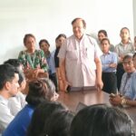 हड्डियों की मजबूती से लेकर सही पोस्चर तक, आगरा में उद्योग कर्मियों को सिखाए सुरक्षित काम के गुर आगरा के अशोक ऑटो सेल्स में 'Agra Moves Better–2026' के तहत उद्योग कर्मियों को 'Work Safe, Work Strong' प्रशिक्षण देते डॉ. मेघाल गोयल एवं उपस्थित डॉ. रंजना बंसल।