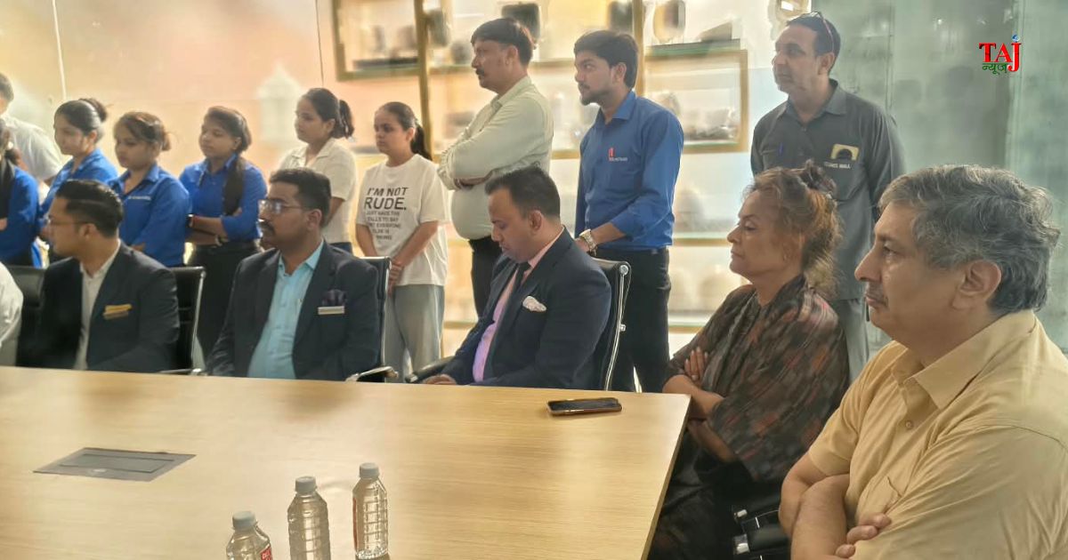 आगरा के अशोक कॉसमॉस मॉल में ‘Agra Moves Better–2026’ अभियान के तहत कर्मचारियों को कार्यस्थल पर सही पोस्चर और सुरक्षित वजन उठाने के गुर सिखाते ऑर्थोपेडिक विशेषज्ञ।