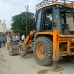 सिकंदरा योजना में बिना स्वीकृति निर्माण पर चला बुलडोजर, सेक्टर-2बी में 500 वर्ग गज की बाउंड्रीवाल ध्वस्त आगरा के सिकंदरा योजना सेक्टर-2बी में भूखंड संख्या 163 व 164 पर बिना स्वीकृति बन रही बाउंड्रीवाल को जेसीबी से ध्वस्त करती आवास एवं विकास परिषद की टीम।