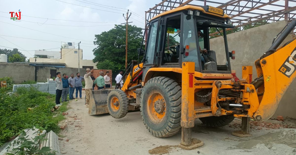 आगरा के सिकंदरा योजना सेक्टर-2बी में भूखंड संख्या 163 व 164 पर बिना स्वीकृति बन रही बाउंड्रीवाल को जेसीबी से ध्वस्त करती आवास एवं विकास परिषद की टीम।