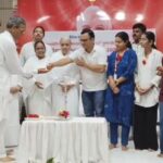 आगरा के ईदगाह स्थित राजयोग ध्यान केंद्र में ब्रह्माकुमारीज़ द्वारा आयोजित 'ज्ञान पान-योग ध्यान-रक्तदान' महाअभियान में रक्तदान करते रक्तदाता एवं उपस्थित सदस्य।