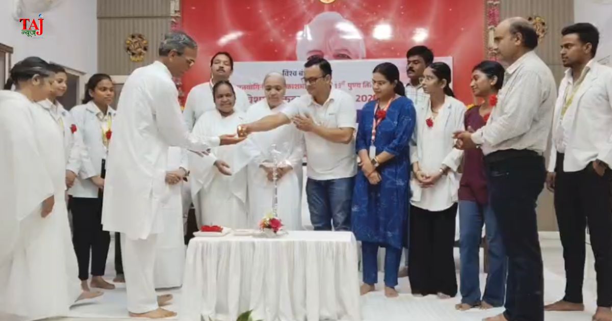 आगरा के ईदगाह स्थित राजयोग ध्यान केंद्र में ब्रह्माकुमारीज़ द्वारा आयोजित 'ज्ञान पान-योग ध्यान-रक्तदान' महाअभियान में रक्तदान करते रक्तदाता एवं उपस्थित सदस्य।