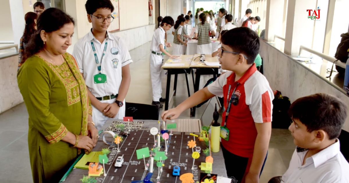दिल्ली पब्लिक स्कूल (डीपीएस) आगरा में आयोजित प्रोजेक्ट बेस्ड लर्निंग (PBL) प्रदर्शनी में अपने विज्ञान व पर्यावरण मॉडल्स प्रस्तुत करते कक्षा 6 से 9 के विद्यार्थी।
