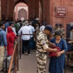 ताजमहल के दोनों गेटों पर बैग स्कैनर तीन माह से खराब, मैनुअल चेकिंग से पर्यटकों की बढ़ी परेशानी ताजमहल के पूर्वी और पश्चिमी गेट पर बैग स्कैनर खराब होने के कारण पर्यटकों के बैग की मैनुअल जांच करते सीआईएसएफ (CISF) के जवान।