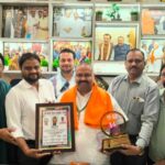 विजय शिवहरे को मिला ‘महादेव नारायण टंडन अवार्ड’, लीडर्स आगरा ने कार्यालय पहुंचकर किया सम्मान उत्तर प्रदेश विधान परिषद समिति अध्यक्ष विजय शिवहरे को 'महादेव नारायण टंडन अवार्ड' भेंट करते लीडर्स आगरा और तपन फाउंडेशन के पदाधिकारी।
