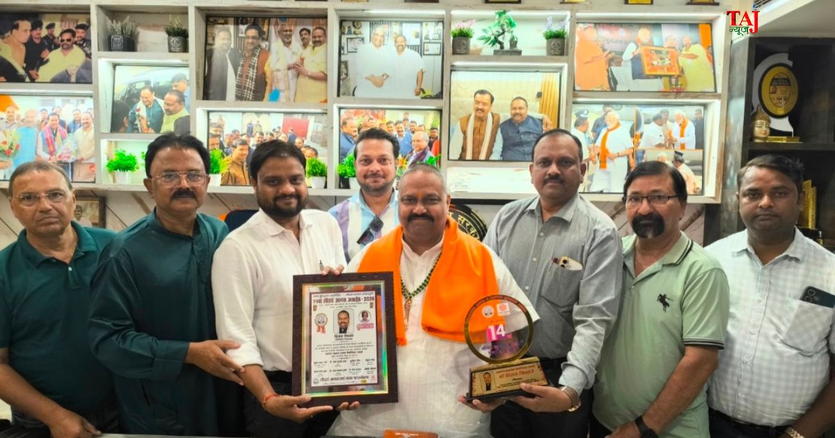 उत्तर प्रदेश विधान परिषद समिति अध्यक्ष विजय शिवहरे को 'महादेव नारायण टंडन अवार्ड' भेंट करते लीडर्स आगरा और तपन फाउंडेशन के पदाधिकारी।