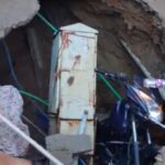 आगरा के धनकोट फव्वारा धोबी पाड़ा में अचानक सड़क धंसने से बना 15 फीट गहरा गड्ढा और अंदर गिरी बाइक का मौका-ए-वारदात स्थल।