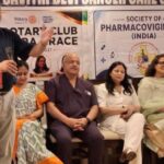 आगरा में ‘Agra Moves Better–2026’ अभियान के तहत एसएन मेडिकल कॉलेज, कैंसर केयर सेंटर, कन्या विद्यालय और सिकंदरा में नागरिकों व महिलाओं की BMD जांच करते आगरा ऑर्थोपेडिक सोसायटी के चिकित्सक।