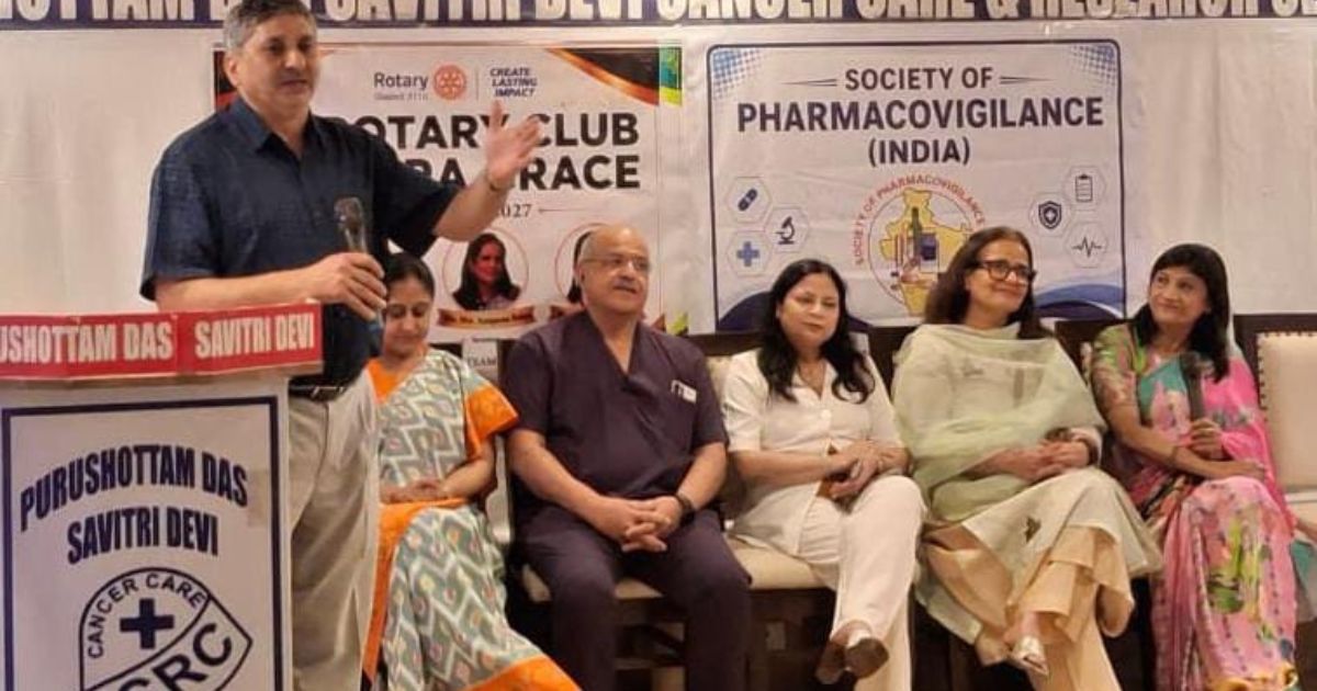 आगरा में ‘Agra Moves Better–2026’ अभियान के तहत एसएन मेडिकल कॉलेज, कैंसर केयर सेंटर, कन्या विद्यालय और सिकंदरा में नागरिकों व महिलाओं की BMD जांच करते आगरा ऑर्थोपेडिक सोसायटी के चिकित्सक।