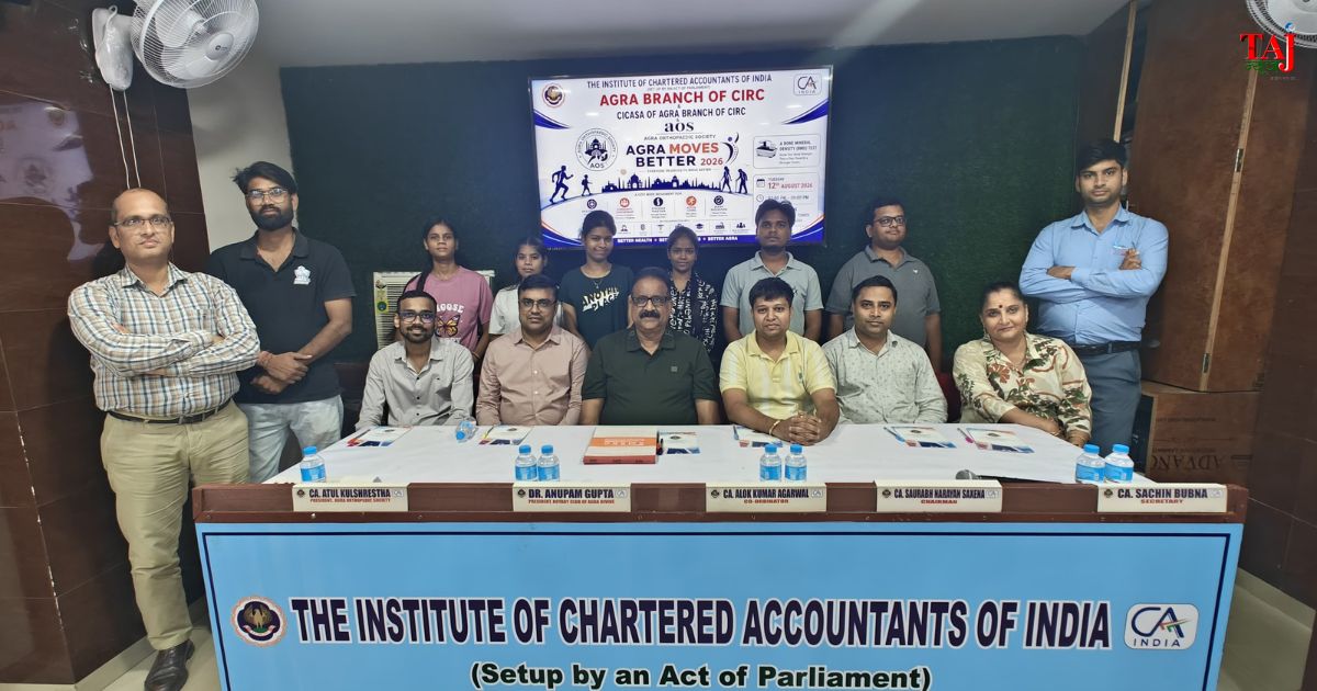 आगरा के संजय प्लेस स्थित ICAI भवन में 'Agra Moves Better-2026' अभियान के तहत बोन मिनरल डेंसिटी (BMD) जांच शिविर का शुभारंभ करते सीए प्रतिनिधि, डॉ. अनुपम गुप्ता और सीए आलोक कुमार अग्रवाल।
