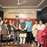 आगरा के दयालबाग स्थित धरा चेतना सांस्कृतिक सभागार में 'स्वराग्नि' अखिल भारतीय कवि सम्मेलन का दीप प्रज्ज्वलित कर शुभारंभ करते मुख्य अतिथि विधायक पुरुषोत्तम खण्डेलवाल एवं अन्य गणमान्य।