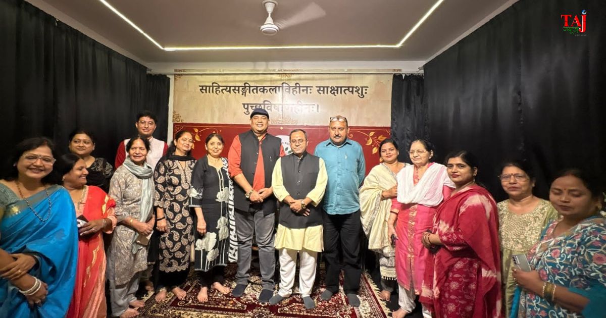 आगरा के दयालबाग स्थित धरा चेतना सांस्कृतिक सभागार में 'स्वराग्नि' अखिल भारतीय कवि सम्मेलन का दीप प्रज्ज्वलित कर शुभारंभ करते मुख्य अतिथि विधायक पुरुषोत्तम खण्डेलवाल एवं अन्य गणमान्य।