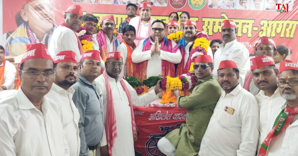 आगरा के नवरंग भवन में आयोजित समाजवादी व्यापार सभा के मंडलीय सम्मेलन को संबोधित करते राष्ट्रीय अध्यक्ष मनीष जगन अग्रवाल, प्रदेश अध्यक्ष प्रदीप जायसवाल एवं अन्य सपा नेता।