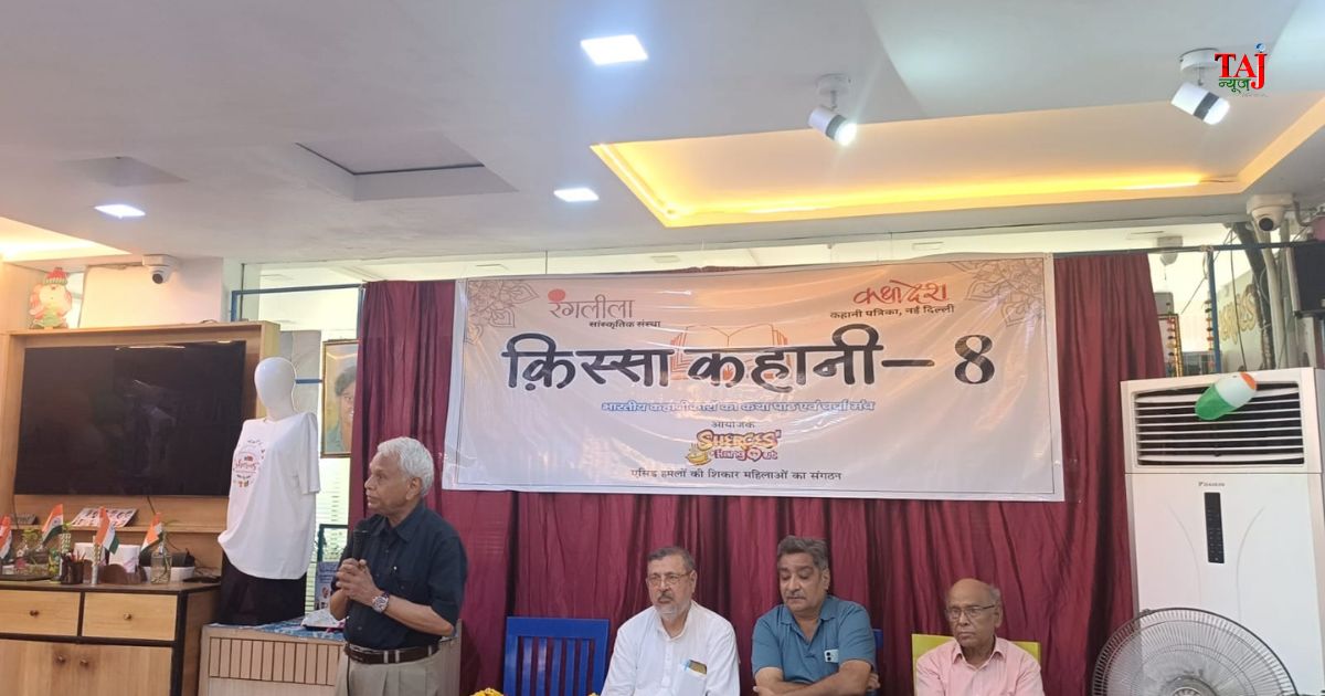 आगरा के शीरोज़ हैंग आउट में 'किस्सा कहानी-8' के दौरान अपनी चर्चित कहानी 'सो एंड सो' का पाठ करते वरिष्ठ कथाकार शक्ति प्रकाश एवं गोष्ठी में उपस्थित साहित्यप्रेमी।