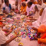 वृंदावन के गोपीनाथ मंदिर में सुलभ इंटरनेशनल की कार्यकारी संयोजिका नित्या पाठक और प्रधानमंत्री नरेंद्र मोदी के लिए 1100 विशेष राखियां तैयार करतीं विधवा माताएं।