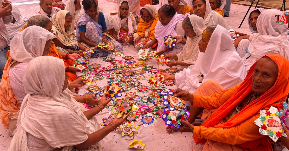 वृंदावन के गोपीनाथ मंदिर में सुलभ इंटरनेशनल की कार्यकारी संयोजिका नित्या पाठक और प्रधानमंत्री नरेंद्र मोदी के लिए 1100 विशेष राखियां तैयार करतीं विधवा माताएं।