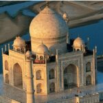 वीकेंड और रक्षाबंधन पर ताजमहल में उमड़ा सैलानियों का सैलाब, 36 हजार से अधिक पर्यटकों ने किया दीदार वीकेंड और रक्षाबंधन के अवसर पर आगरा में ताजमहल के पूर्वी और पश्चिमी गेट पर उमड़ी पर्यटकों की भारी भीड़ और लंबी कतारें।
