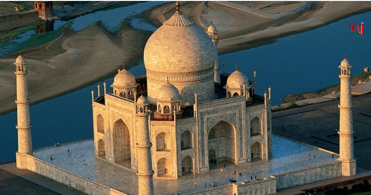 वीकेंड और रक्षाबंधन के अवसर पर आगरा में ताजमहल के पूर्वी और पश्चिमी गेट पर उमड़ी पर्यटकों की भारी भीड़ और लंबी कतारें।