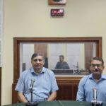 आकाशवाणी और स्कूल से घर-घर पहुंचा ‘Agra Moves Better–2026’ का संदेश आगरा ऑर्थोपेडिक सोसाइटी द्वारा 'Agra Moves Better-2026' अभियान के तहत आकाशवाणी आगरा और जी.एल. पब्लिक स्कूल में विद्यार्थियों को सही पोश्चर की जानकारी देते विशेषज्ञ डॉ. संजय चतुर्वेदी।